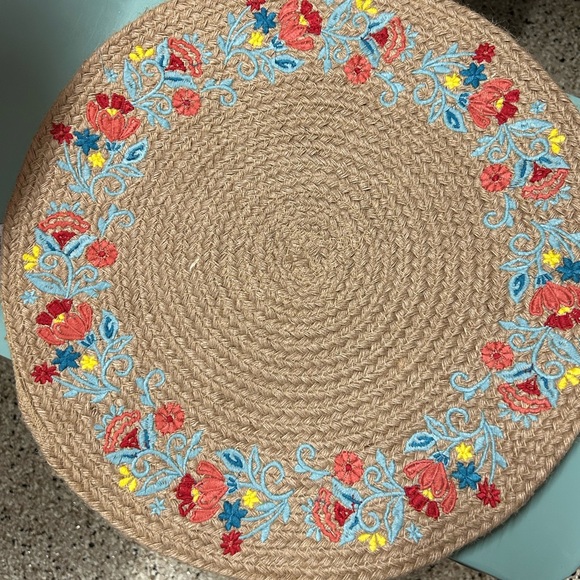 4 Pioneer Woman jute 15” round embroidered floral placemats NWOT SWEET ROSE - Picture 3 of 8